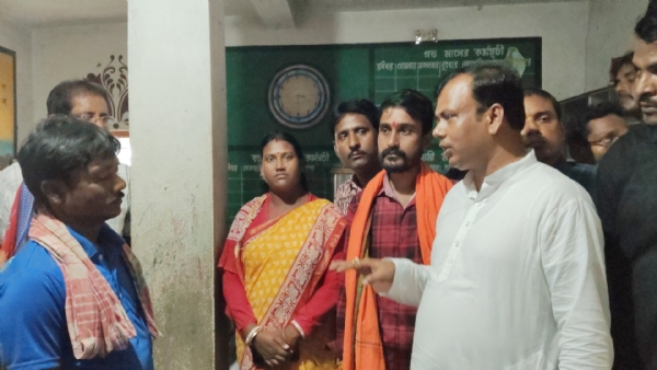 বাড়ি ভেঙে যাওয়া অসহায় পরিবারের পাশে বিধায়ক