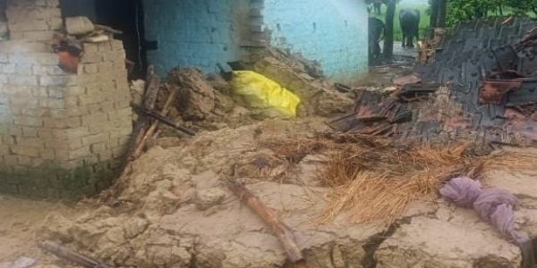 ভাগলপুরে বৃষ্টিতে দেওয়ালে ধস, চাপা পড়ে শিশুর মৃত্যু