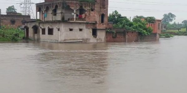 (আপডেট) টানা বৃষ্টিতে জলমগ্ন আসানসোল উত্তর, বিপর্যস্ত জনজীবন