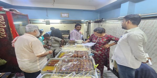 আরামবাগের বিভিন্ন রেস্টুরেন্ট ও মিষ্টির দোকানে খাদ্য দফতরের হানা