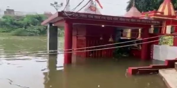 বারাণসীতে গঙ্গার জলস্তর স্থিতিশীল, তবুও বিপদসীমার ওপরে