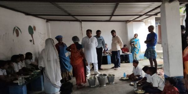 মিড ডে মিল খতিয়ে দেখতে গোঘাট বিধায়ক
