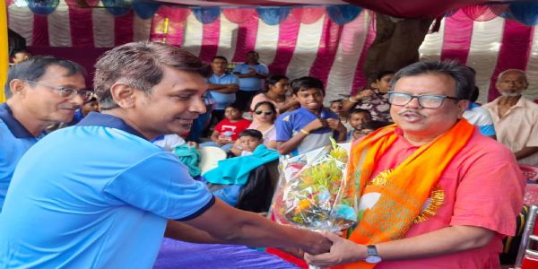 চুঁচুড়া শার্কস সুইমিং ক্লাবের প্রতিযোগিতায় বিধায়ক সুবীর নাগ, উৎসাহিত করলেন সাঁতারুদের
