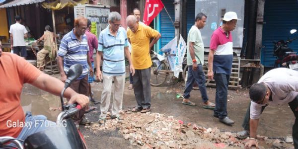 উত্তরপাড়ায় বেহাল রাস্তা মেরামতে ফের পথে সিপিআইএম, কাঁঠালবাগান বাজারে সাময়িক সংস্কার