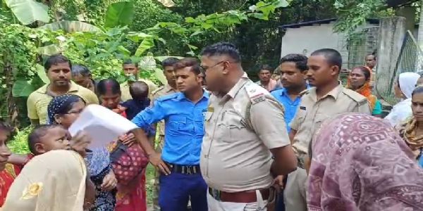 অন্নপূর্ণার টাকা না পেয়ে হতাশ মহিলারা, মালদায় ব্লক অফিসে ভিড়