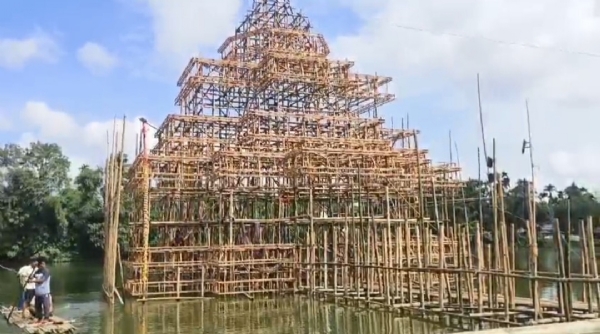 জলাশয়ে পুজোমণ্ডপ