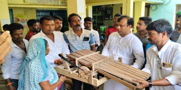 পুজোর আগে গোঘাটের তাঁতশিল্পীদের পাশে বিধায়ক, ১০ জনের হাতে নতুন তাঁত যন্ত্র