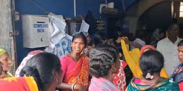 অন্নপূর্ণা যোজনার টাকা বন্ধের অভিযোগে গোঘাট-২ ব্লক অফিসে শতাধিক মহিলার বিক্ষোভ, আশ্বাসে শান্ত পরিস্থিতি