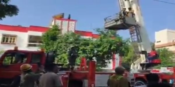 লখনউয়ে মুখ্যমন্ত্রীর বাসভবনের কাছে টাওয়ারে উঠে বিক্ষোভ আগ্রার মহিলার