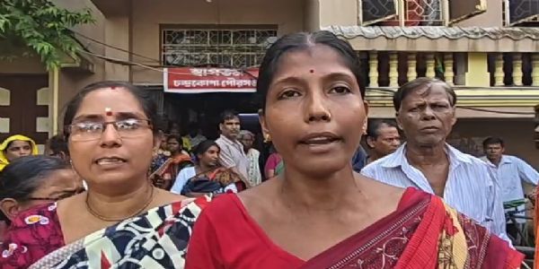 অন্নপূর্ণা যোজনা না পাওয়ার অভিযোগে চন্দ্রকোনা পুরসভায় বিক্ষোভ, ধাক্কাধাক্কি ঘিরে উত্তেজনা