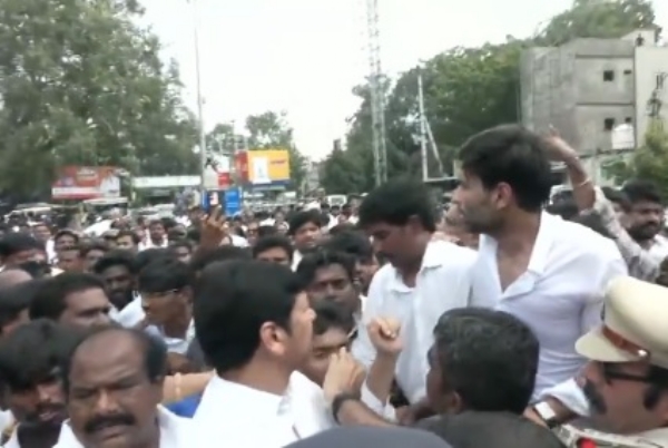 দুর্নীতির অভিযোগে বিজয়ওয়াড়ায় ওয়াইএসআরসিপির বিক্ষোভ