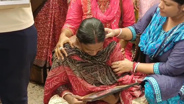 স্কুলের গেটে ধর্না