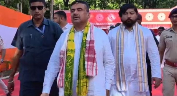 मुख्यमंत्री शुभेंदु अधिकारी के साथ निशीथ प्रमाणिक मदनमोहन मंदिर में पूजा-अर्चना कर निकलते हुए