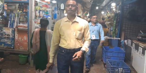 গড়িয়াহাট বাজারে ইবি-র আচমকা হানা, বেশি দামে চিনি-পেঁয়াজ বিক্রির অভিযোগ