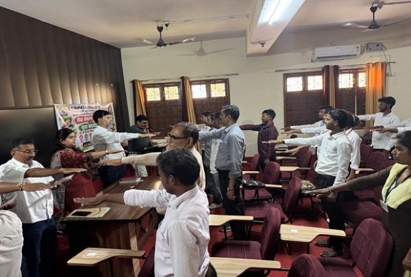সেবা সংকল্প অভিযান: মির্জাপুরের জিডি বিনানি পিজি কলেজ প্রাঙ্গণে চারা রোপণ