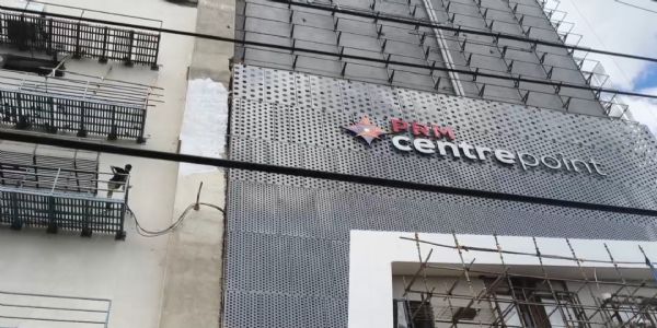 ঝালাইয়ের আগুনের ‘উল্কাবৃষ্টি’, অল্পের জন্য রক্ষা মা-ছেলে