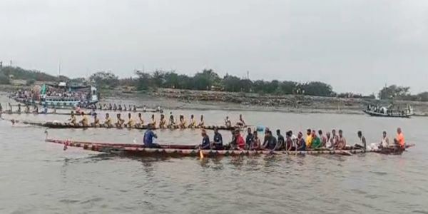 মনসা পুজোর বিসর্জনে কানমারীতে ঐতিহ্যবাহী নৌকা বাইচ প্রতিযোগিতা, উৎসবে মাতলেন এলাকাবাসী