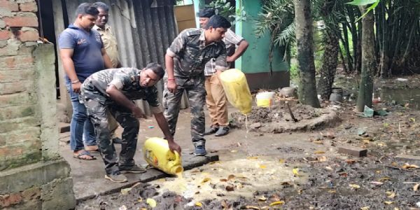 পান্ডু গ্রামে চোলাই মদের বিরুদ্ধে বদনগঞ্জ পুলিশের অভিযান, নষ্ট করা হল তৈরির উপকরণ