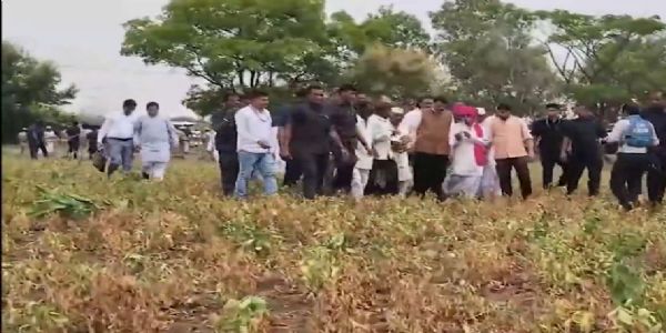 লাতুরে খরা পরিস্থিতি খতিয়ে দেখলেন মুখ্যমন্ত্রী ফড়নবিস, তীব্র পানীয় জলের সঙ্কটের আশঙ্কা