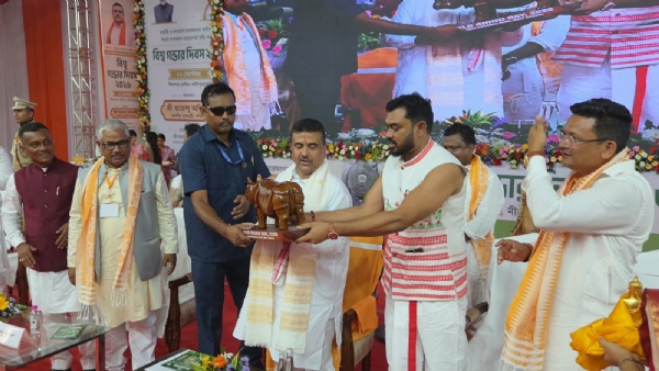 মুখ্যমন্ত্রীর হাতে তুলে দেওয়া হল রেপ্লিকা - গন্ডার মুখ্যমন্ত্রীর হাতে তুলে দেওয়া হল রেপ্লিকা - গন্ডার
