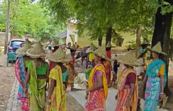 গাঙ্গু পাতার টুপি তৈরিতে বাঁচছে পরম্পরা