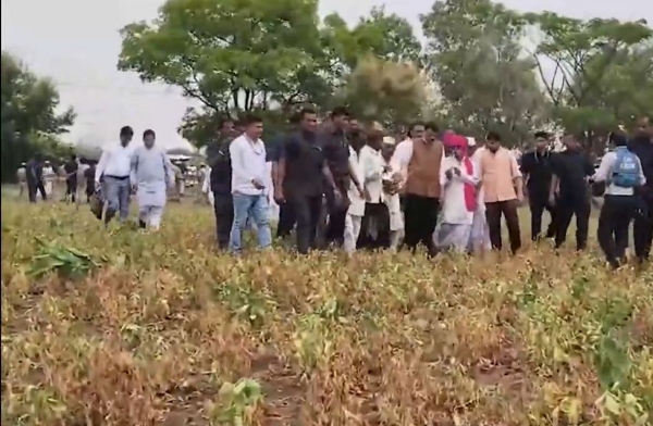 লাতুরে খরা পরিস্থিতি খতিয়ে দেখলেন মুখ্যমন্ত্রী ফড়নবিস, তীব্র পানীয় জলের সঙ্কটের আশঙ্কা
