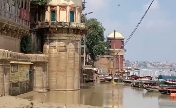 বারাণসীতে নামছে গঙ্গার জলস্তর, ঘাটে জমে পলি, বন্ধ নৌকা চলাচল