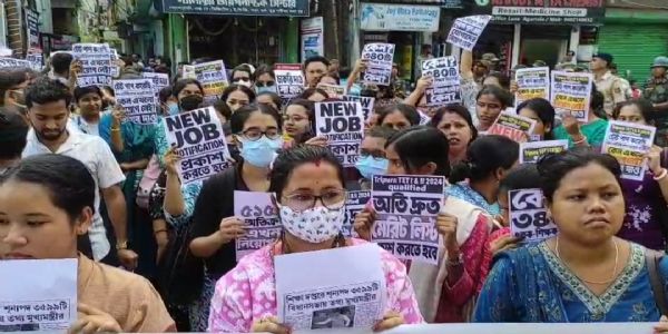 ১৮৫৬ টেট উত্তীর্ণের একসঙ্গে নিয়োগের দাবিতে উত্তাল শিক্ষা ভবন, চলল জলকামান