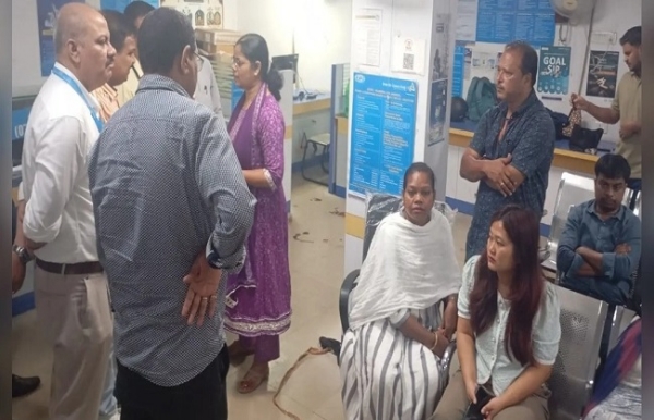 ঝাড়খণ্ডে দিনদুপুরে কানাড়া ব্যাঙ্কে ডাকাতি, ৪২ লক্ষের বেশি টাকা ও বিপুল সোনার গয়না লুট ঝাড়খণ্ডে দিনদুপুরে কানাড়া ব্যাঙ্কে ডাকাতি, ৪২ লক্ষের বেশি টাকা ও বিপুল সোনার গয়না লুট