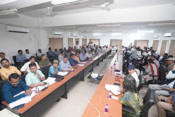 सिलीगुड़ी स्थित श्रमिक भवन में टी गार्डन प्रबंधक के साथ बैठक करते मंत्री अर्जुन सिंह और सांसद राजू बिष्ट