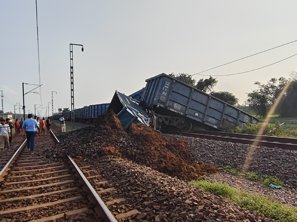নারায়ণগড়ে কয়লাবোঝাই মালগাড়ি লাইনচ্যুত