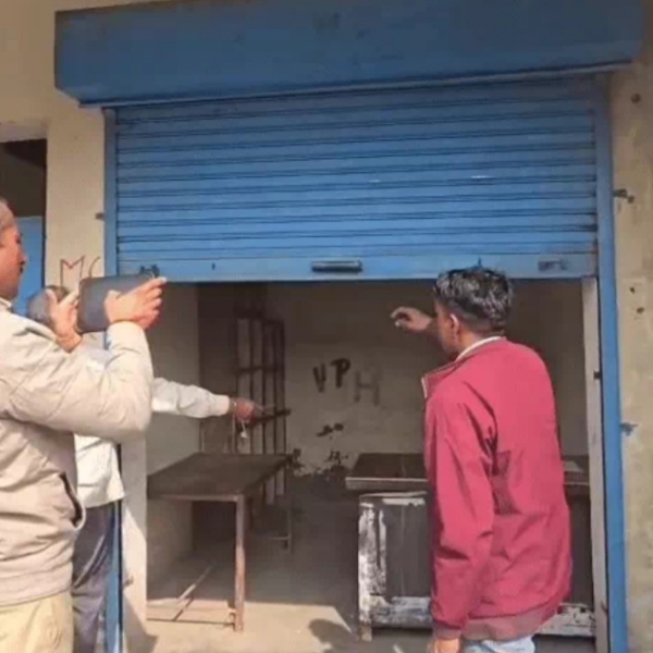 राशन डिपो को बंद करते हुए ग्रामीण