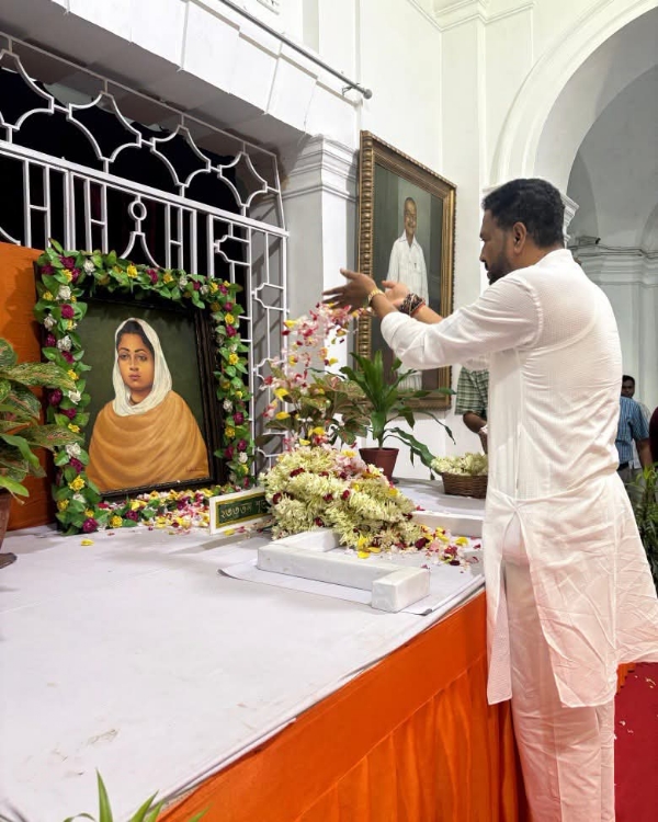 বিধানসভায় লবিতে প্রতিকৃতিতে পুষ্পার্ঘ্য নিবেদনে মন্ত্রী বিধানসভায় লবিতে প্রতিকৃতিতে পুষ্পার্ঘ্য নিবেদনে মন্ত্রী