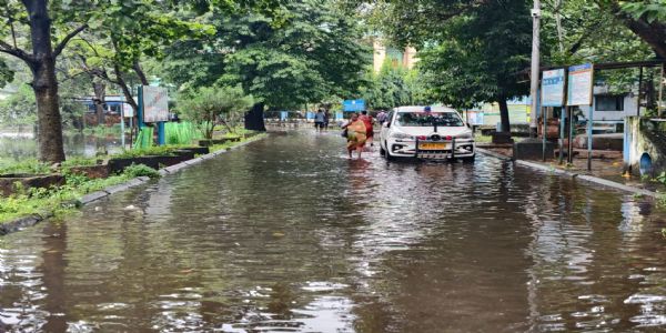 জলমগ্ন উত্তরপাড়া স্টেট জেনারেল হাসপাতাল, এক হাঁটু জল পেরিয়ে জরুরি বিভাগে রোগীরা