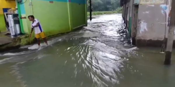 নিম্নচাপের বৃষ্টি ও জলাধার থেকে জল ছাড়ায় ঘাটালে বন্যা পরিস্থিতি, ডুবেছে রাস্তা ও কৃষিজমি
