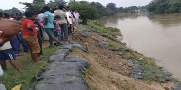 নদীবাঁধে ব্যাপক ধস, প্লাবনের আশঙ্কায় চরম আতঙ্কে আরামবাগের দক্ষিণ নারায়ণপুর