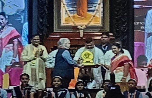 বিদ্যা ভারতীর বার্ষিক অনুষ্ঠানের মঞ্চে মুখ্যমন্ত্রী শুভেন্দু অধিকারীকে স্বাগত জানাচ্ছেন সংগঠনের কর্মকর্তারা।