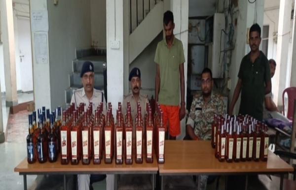 ১০৯ বোতল ইংরেজি মদসহ কারবারি গ্রেফতার