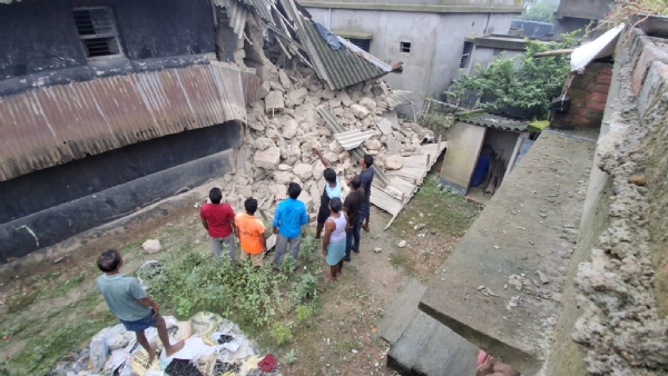 বৃষ্টিতে ভেঙে পড়েছে মাটির বাড়ি