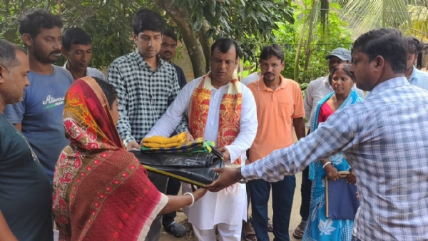 ত্রান তুলে দিচ্ছেন গোঘাট বিধায়ক