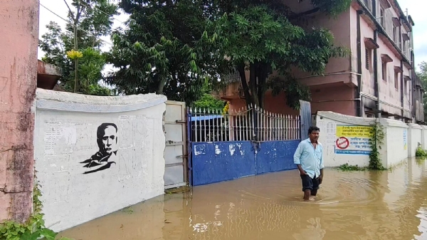 স্কুলেতে হাঁটু সমান জল