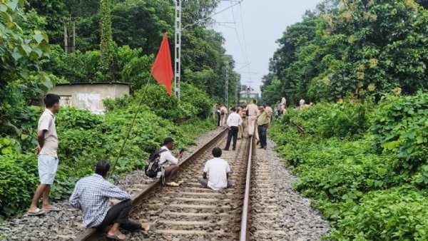 রেল লাইনে অবরোধ