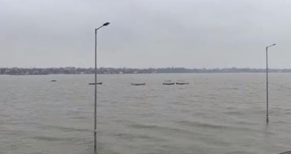 প্রয়াগরাজে গঙ্গা-যমুনার জলস্তরে ওঠানামা
