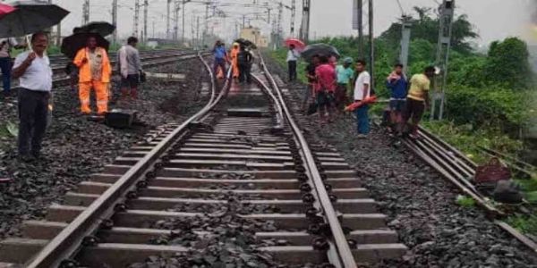 ফরাক্কায় ধসে ভোগান্তি অব্যাহত, বহু ট্রেন শনিবারও বাতিল