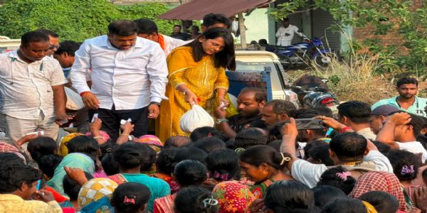 খানাকুলের বন্যাকবলিত এলাকায় মন্ত্রী সুমনা সরকার, দুর্গতদের হাতে তুলে দিলেন ত্রাণসামগ্রী