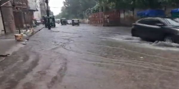 ফের তুমুল বৃষ্টি রাজধানীতে, নানা স্থানে জল জমে দুর্ভোগে দিল্লিবাসী