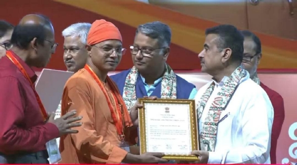 পুরস্কার নিচ্ছেন বিদ্যালয় এর অধ্যক্ষ মহরাজ