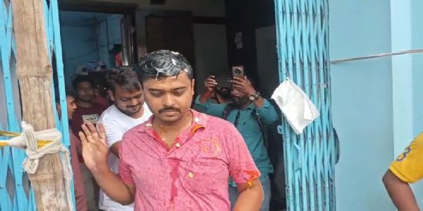 আবাসের ঘর পাইয়ে দেওয়ার নামে ঘুষ নেওয়ার অভিযোগ, শান্তিপুরে পুর ইঞ্জিনিয়ারকে ঘিরে বিক্ষোভ