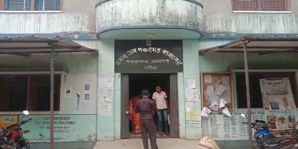 ভোটার তালিকায় নাম থাকলেও আবাস যোজনার তালিকায় নেই, শান্তিপুরে বিক্ষোভ