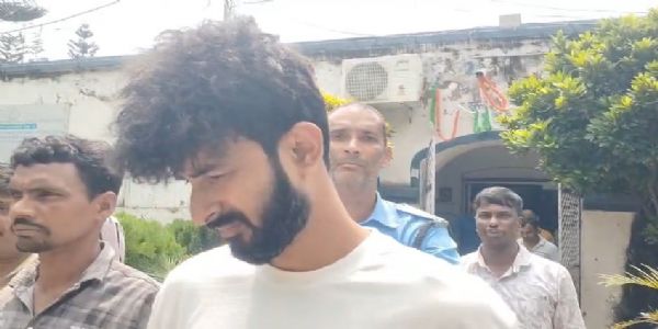 টলিউড পরিচালক গ্রেফতার ৮০ লক্ষ টাকার আর্থিক প্রতারণার অভিযোগে টলিউড পরিচালক ও অভিনেতা গ্রেফতার